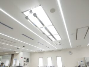LED照明と高拡散反射天井